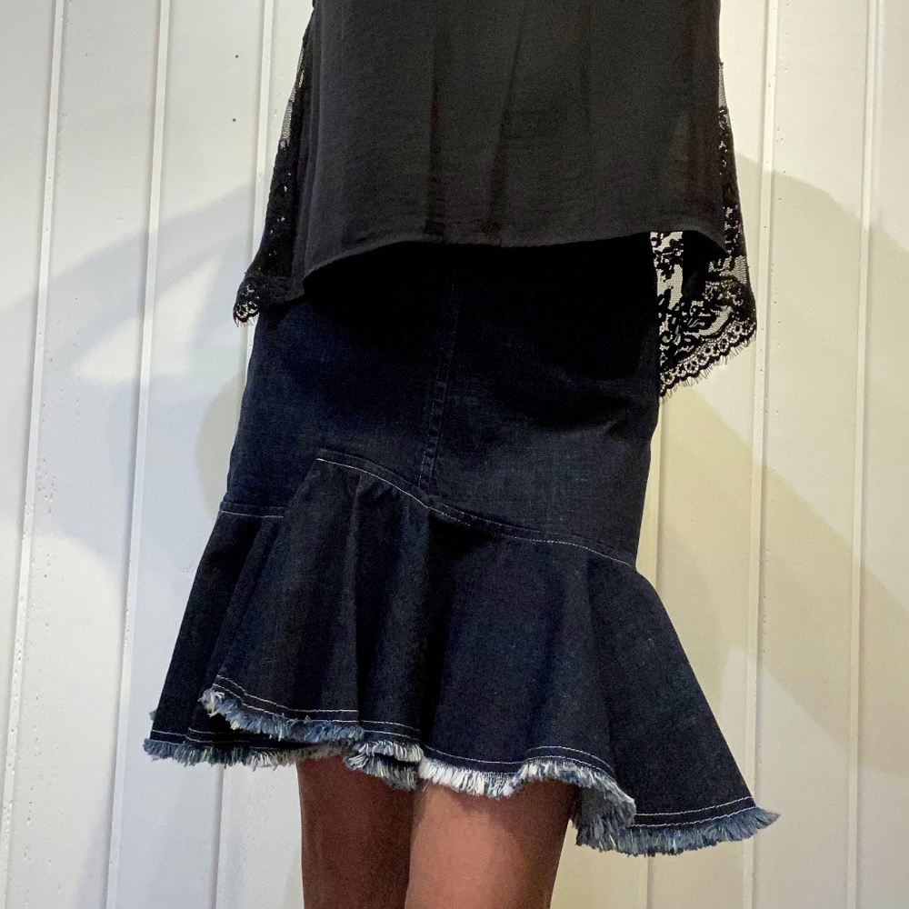 New With Tag SCRIPTED DENIM RUFFLE SKIRT Sz S/P